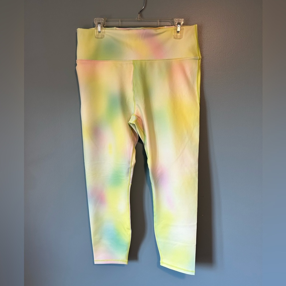 Fabletics NWT - 3/4 length pastel tie die power hold leggings size XXL (14-16)